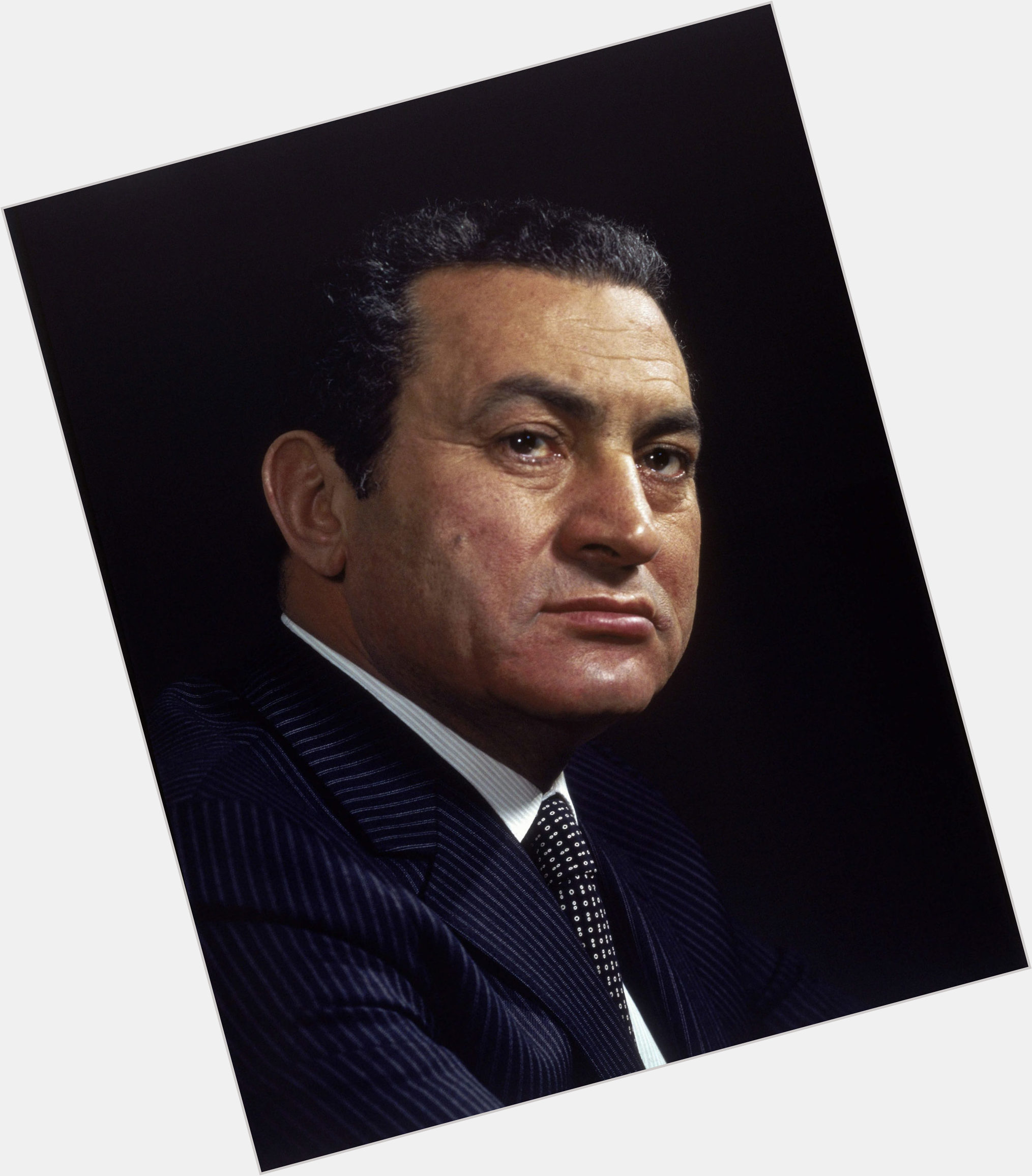 Hosni Mubarak full body 4.jpg