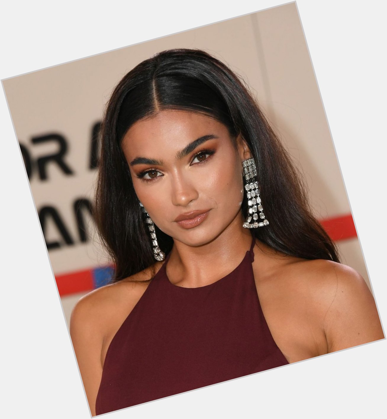 <a href="/hot-women/kelly-gale/where-dating-news-photos">Kelly Gale</a> Slim body,  dark brown hair & hairstyles