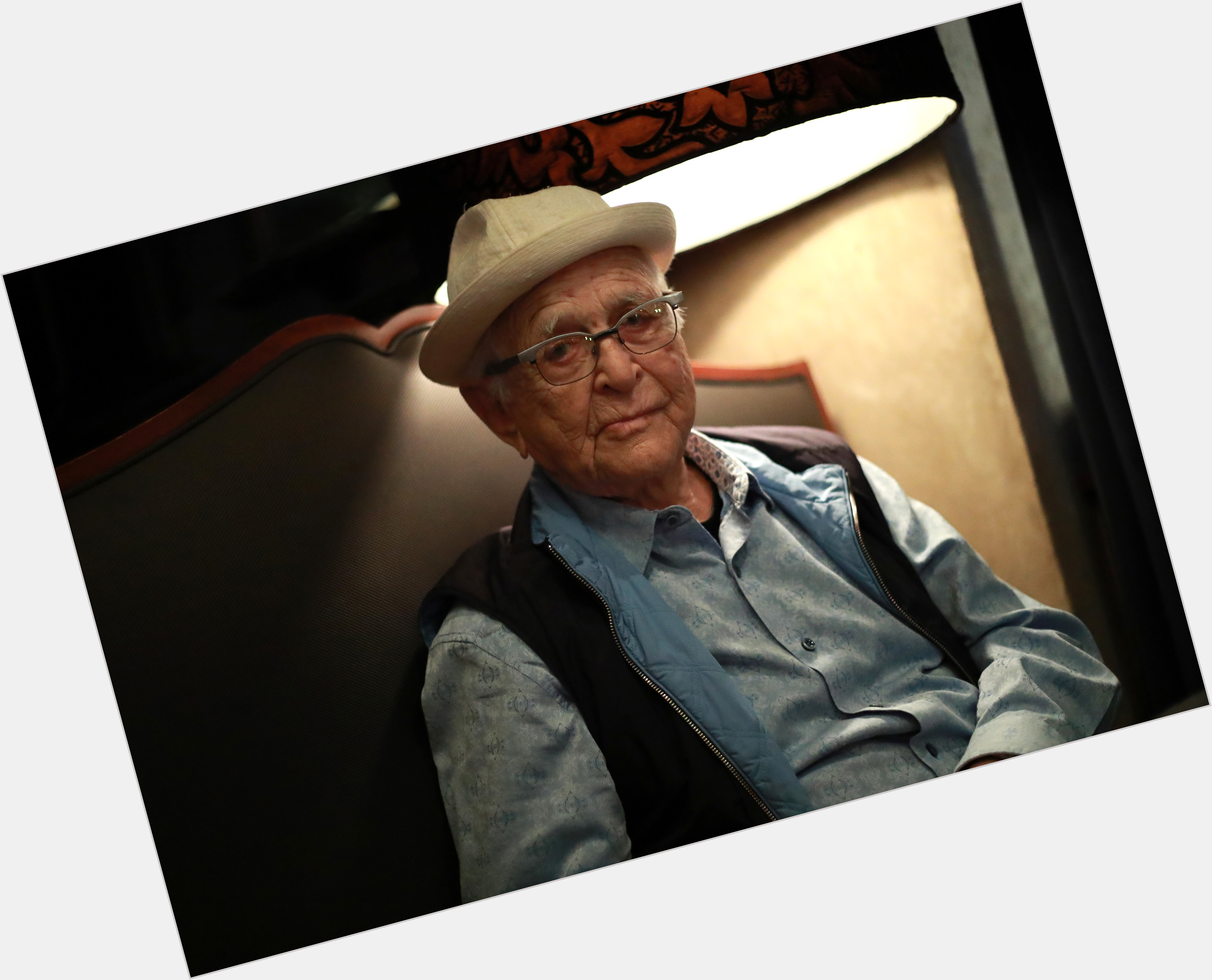 <a href="/hot-men/norman-lear/is-he-alive-still-living-liberal-married-what">Norman Lear</a> Average body,  grey hair & hairstyles