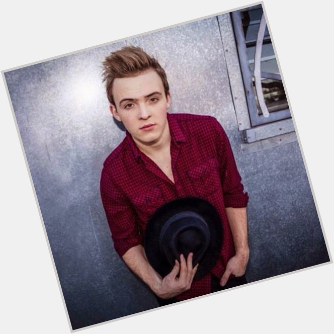 <a href="/hot-men/ryland-lynch/is-he-dating-savannah-adopted-r5-single-homeschooled">Ryland Lynch</a> Average body,  blonde hair & hairstyles