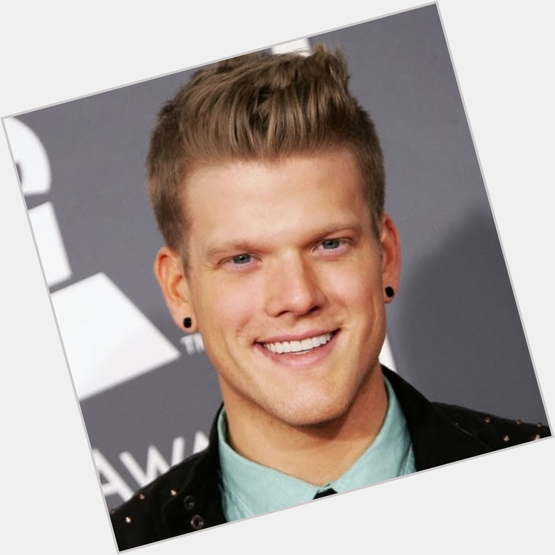 Http://fanpagepress.net/m/S/Scott Hoying New Pic 1