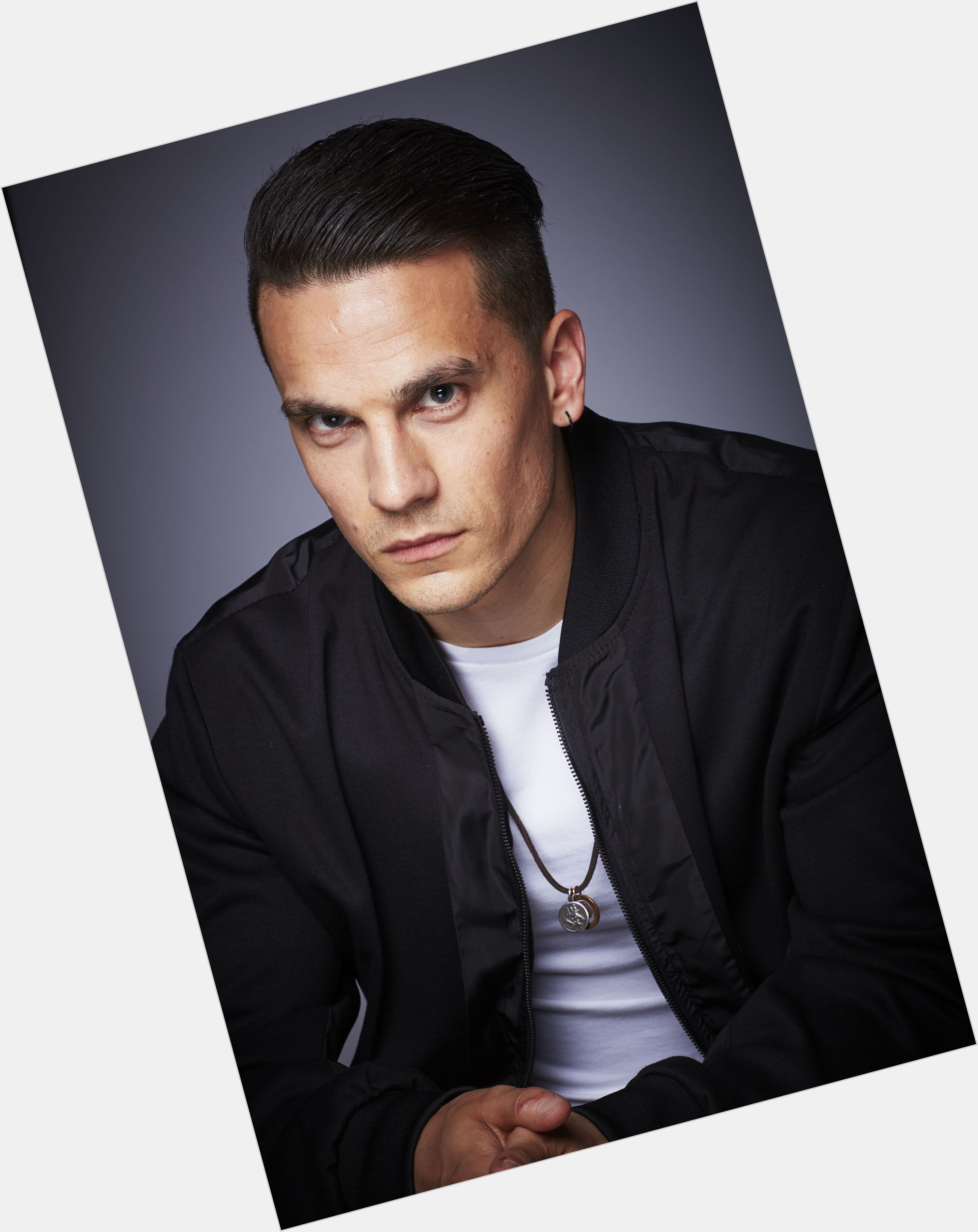 Aaron Sidwell Average body,  light brown hair & hairstyles