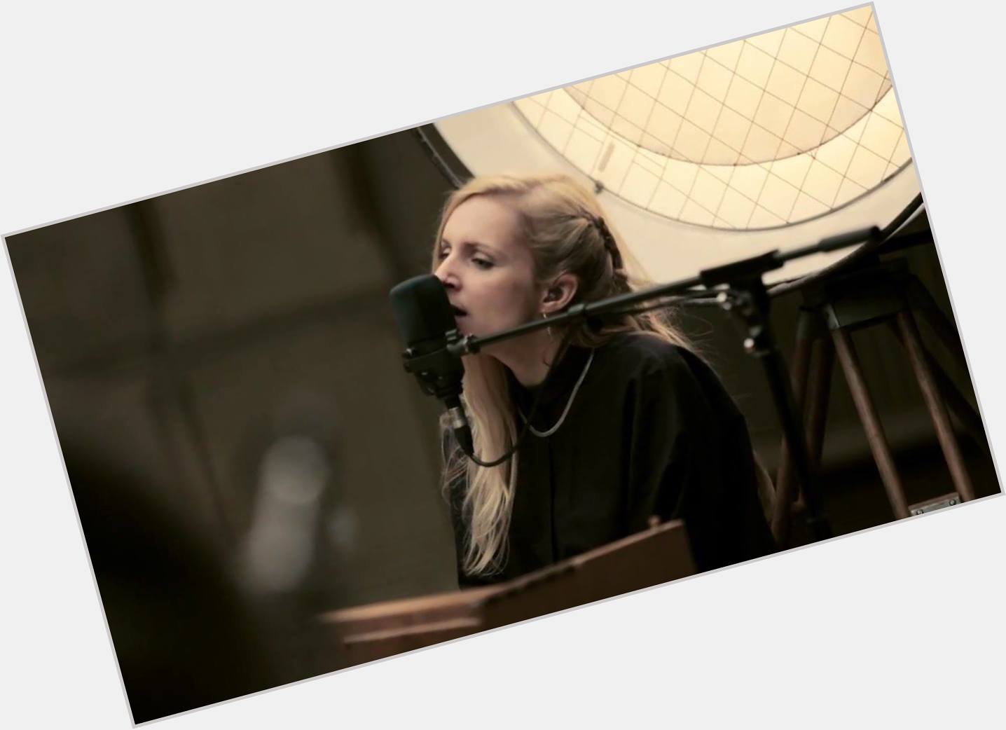 Agnes Obel full body 6