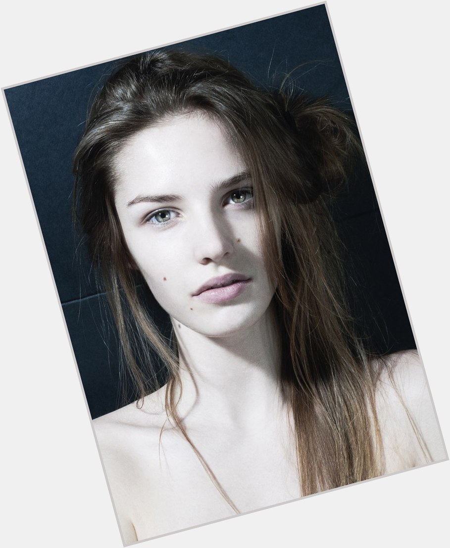 Anna Kuen Slim body,  light brown hair & hairstyles
