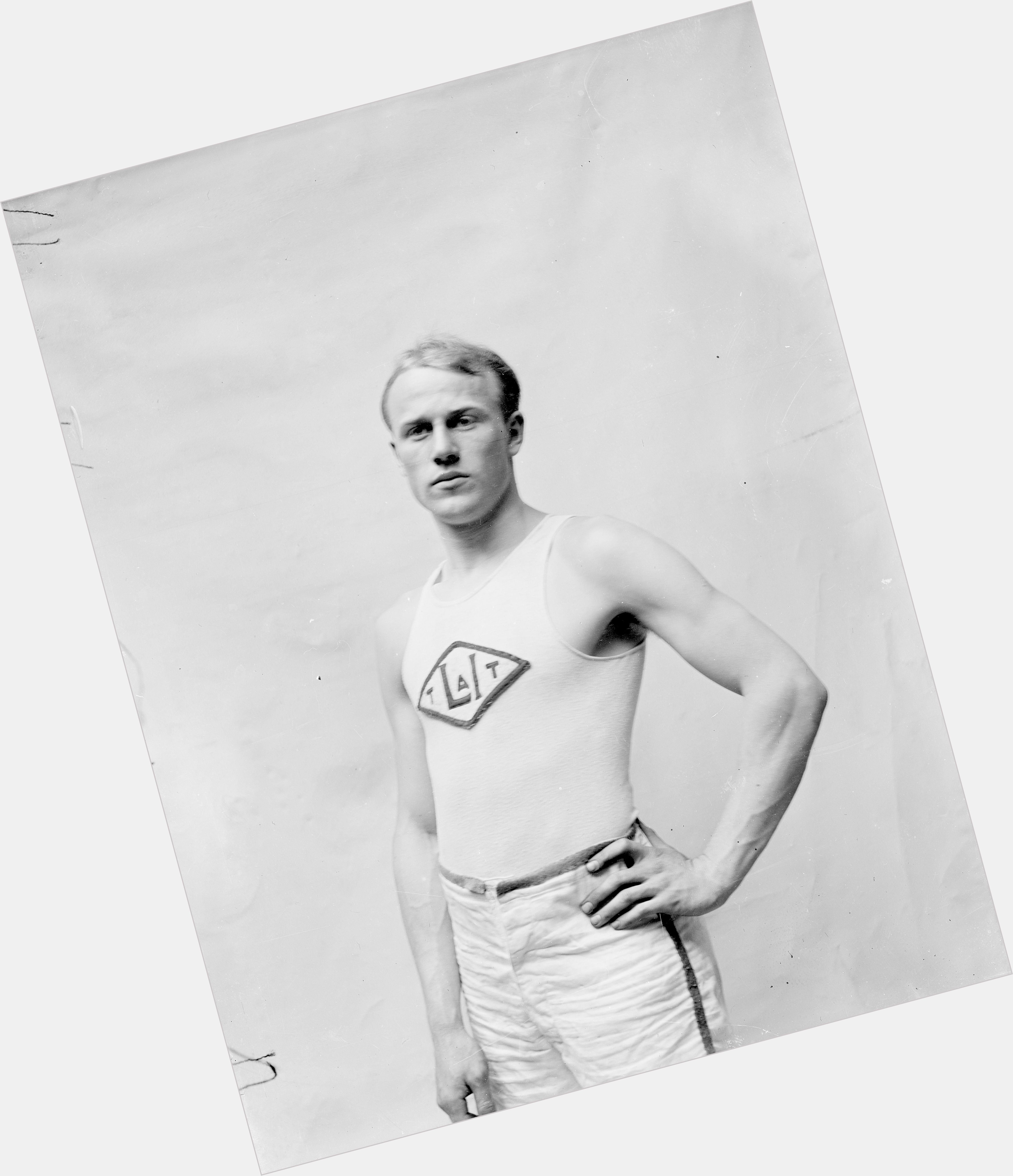 Archie Hahn Average body,  grey hair & hairstyles