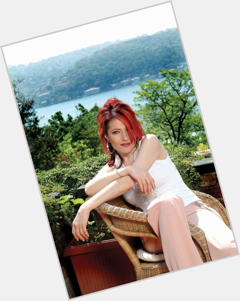 Candan Ercetin Average body,  dyed red hair & hairstyles