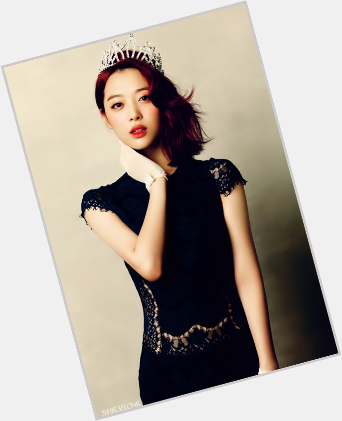 Sulli Choi Slim body,  dark brown hair & hairstyles