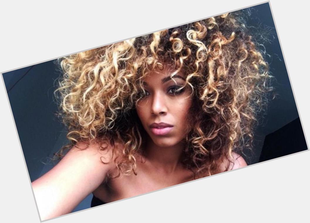 Cora Gauthier Slim body,  light brown hair & hairstyles