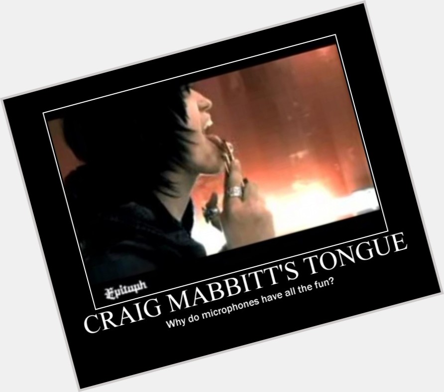 Craig Mabbitt Average body,  black hair & hairstyles