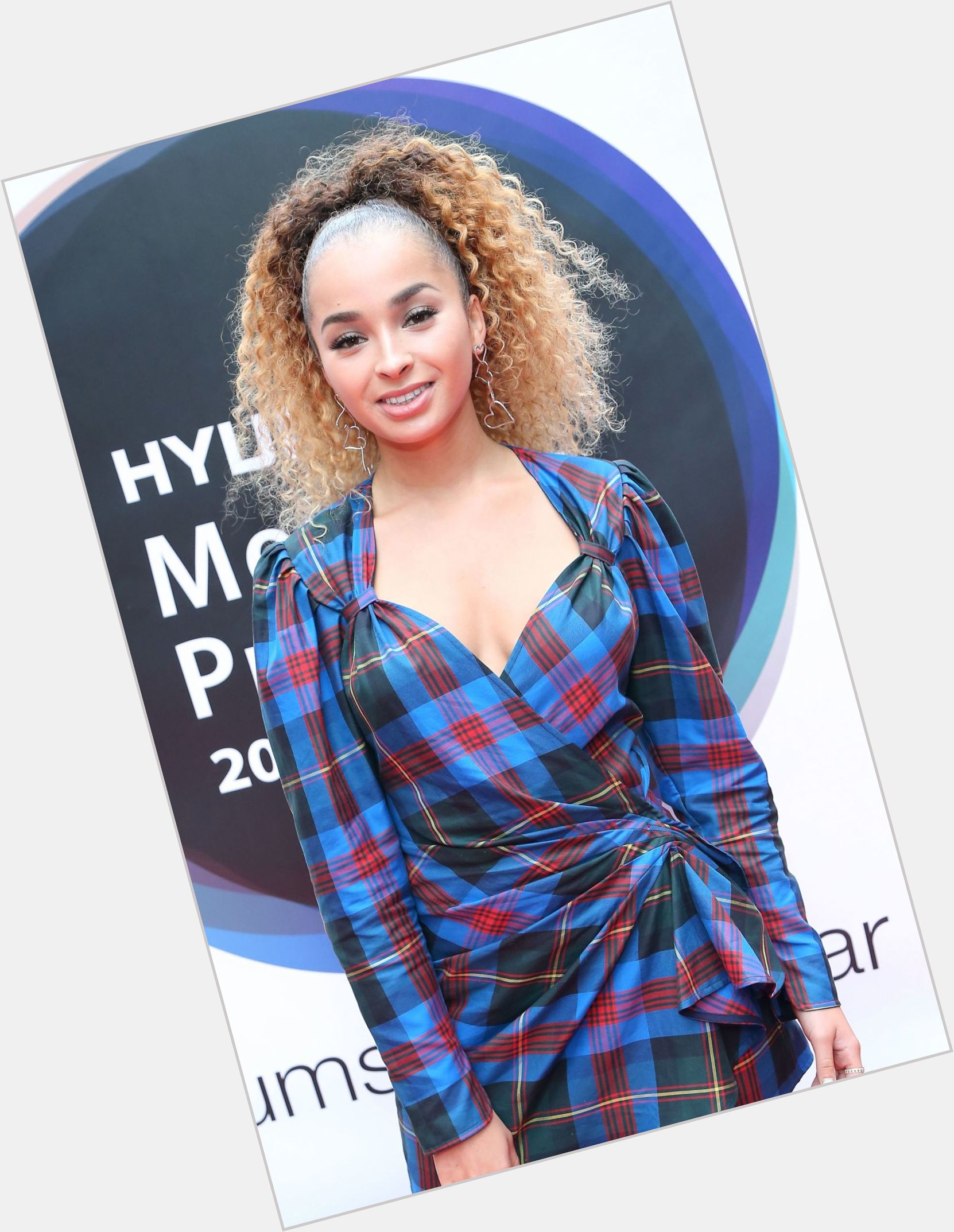 Ella Eyre new pic 1