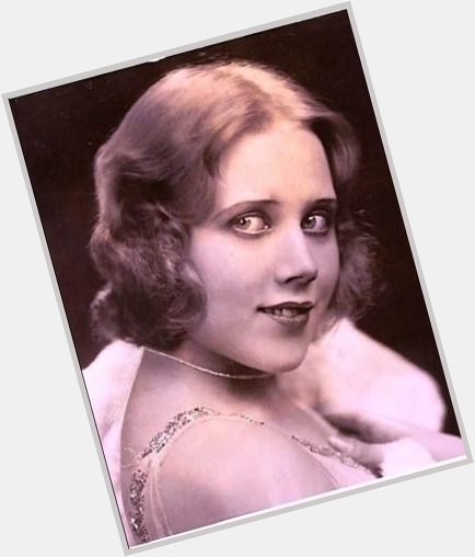 Evelyn Hoey Slim body,  blonde hair & hairstyles