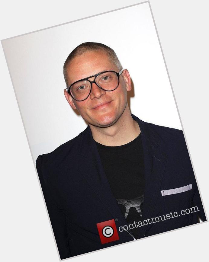 Giles Deacon picture 1