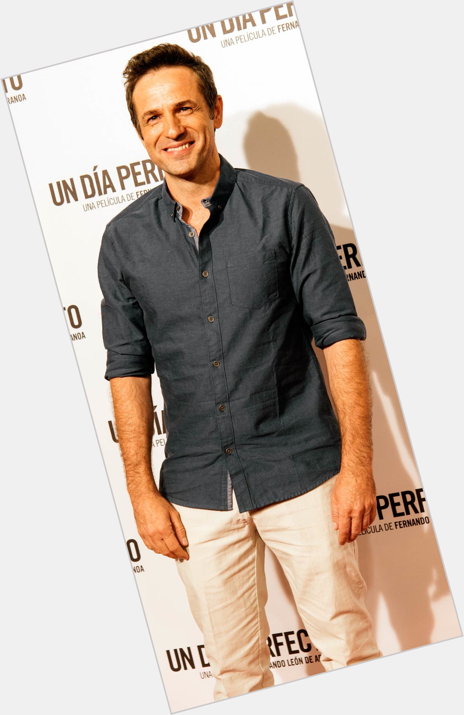Gustavo Salmeron Average body,  dark brown hair & hairstyles