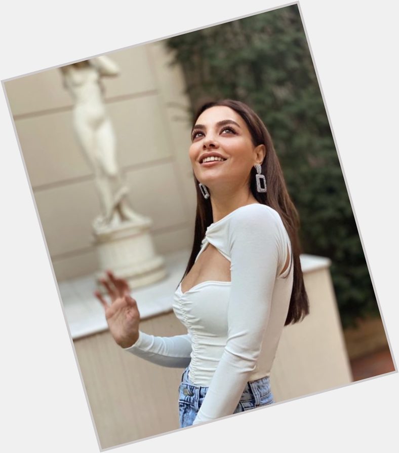 Hazal Filiz Kucukkose Average body,  black hair & hairstyles