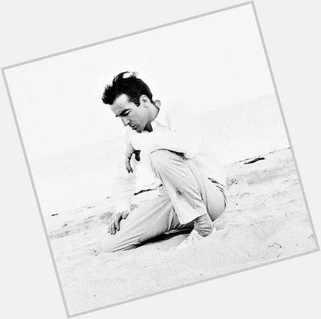 Isaiah Berlin Average body,  salt and pepper hair & hairstyles