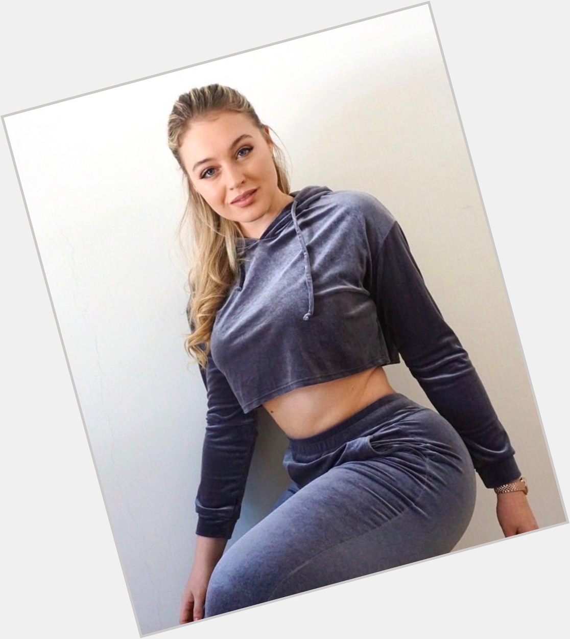 Iskra Lawrence Large body,  blonde hair & hairstyles