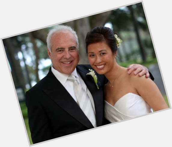 Jeffrey Lurie Average body,  grey hair & hairstyles