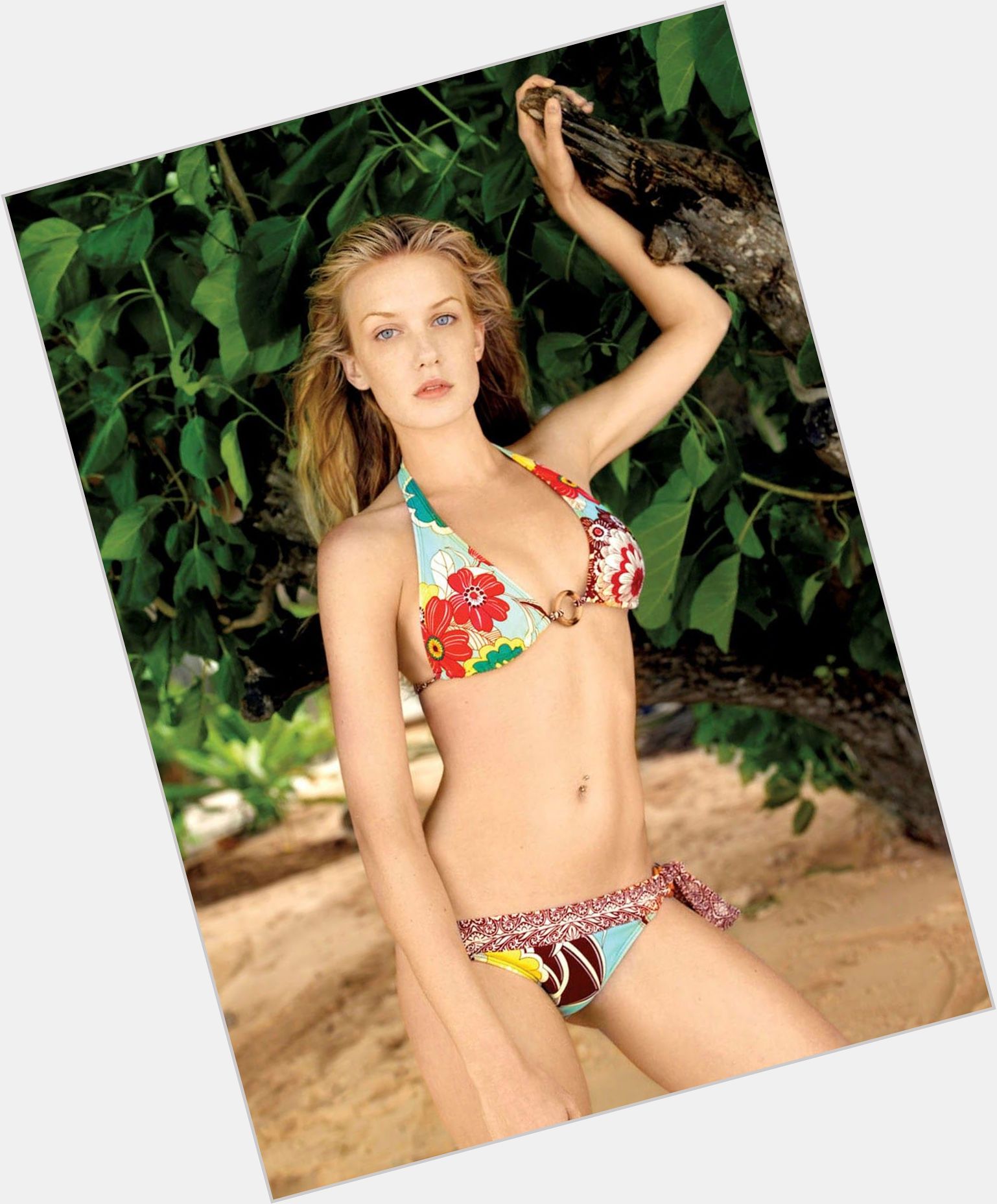 Joanie Dodds Slim body,  blonde hair & hairstyles