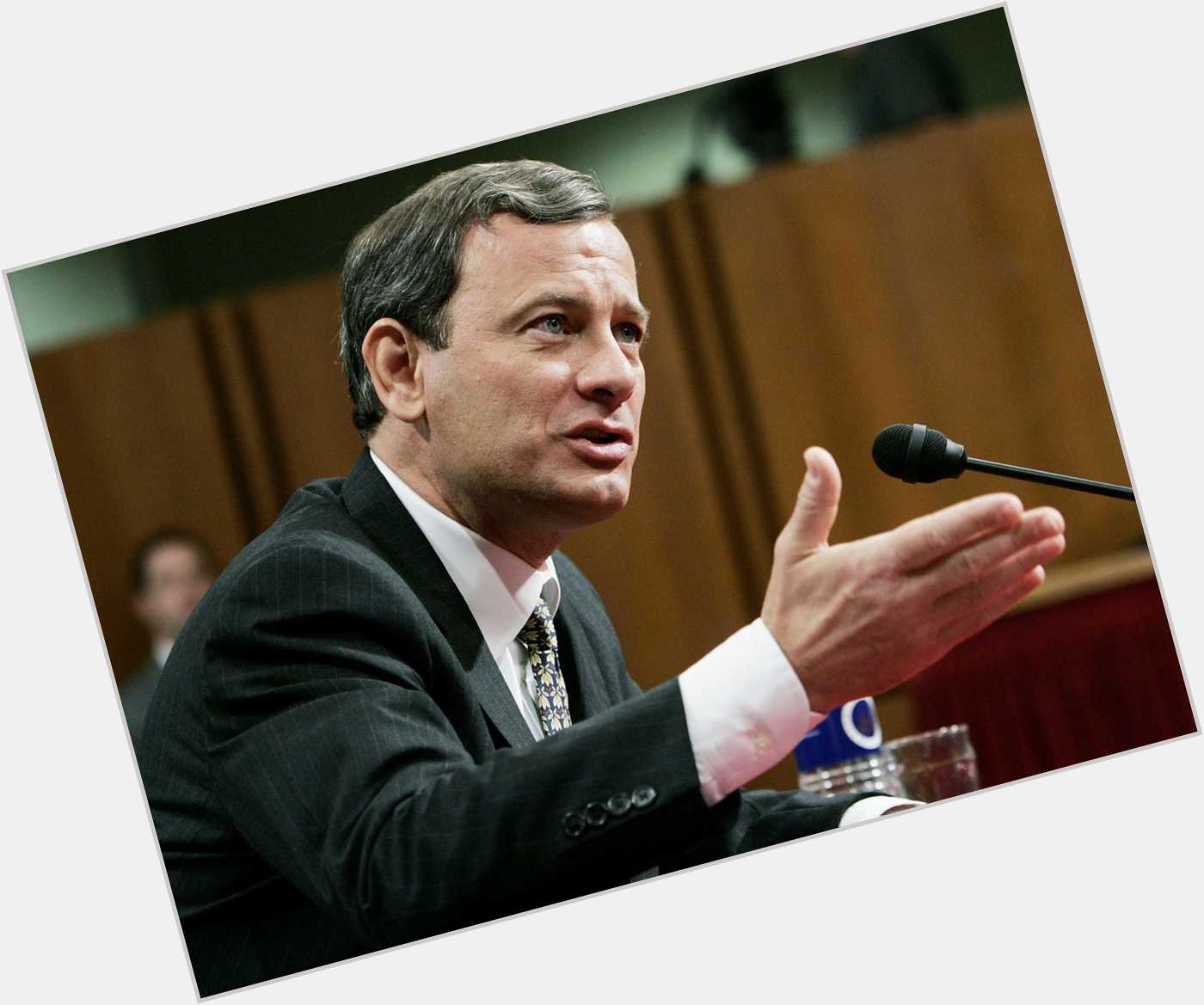John G Roberts Jr Average body,  dark brown hair & hairstyles