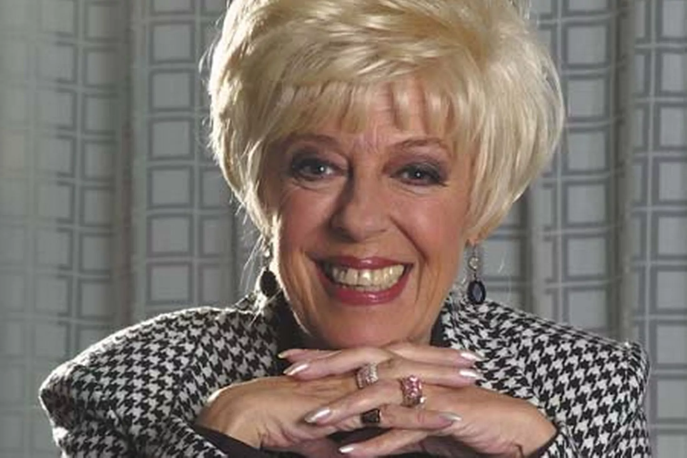 Julie Goodyear picture 3