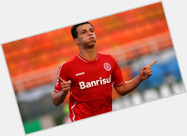 Leandro Damiao dark brown hair & hairstyles Athletic body, 