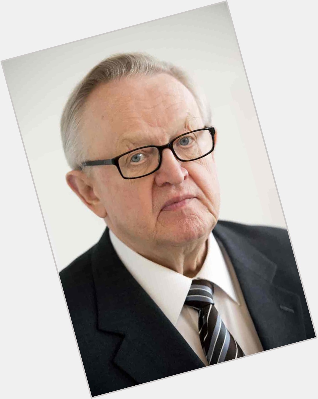 Martti Ahtisaari full body 3