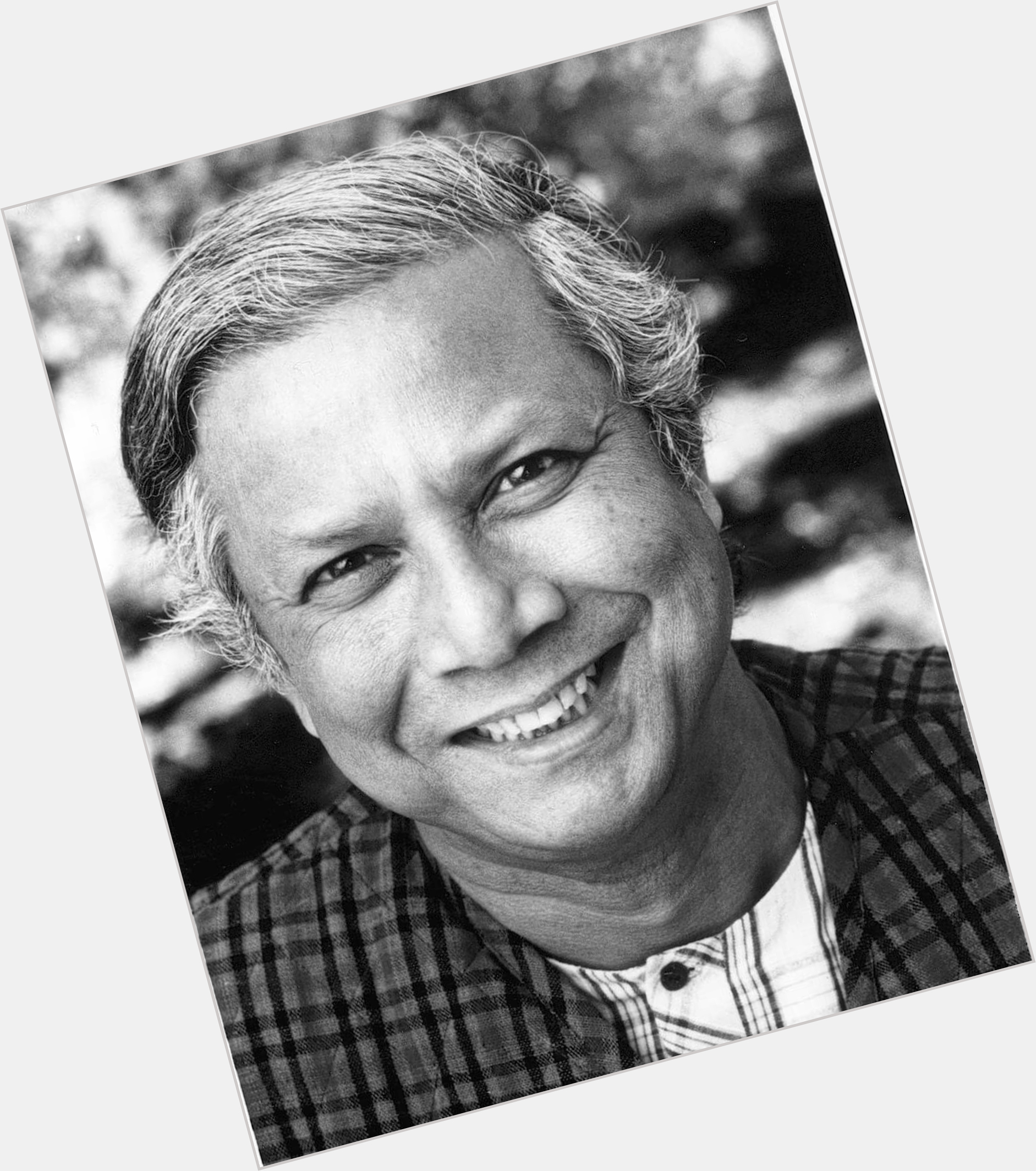 Muhammad Yunus Average body,  salt and pepper hair & hairstyles