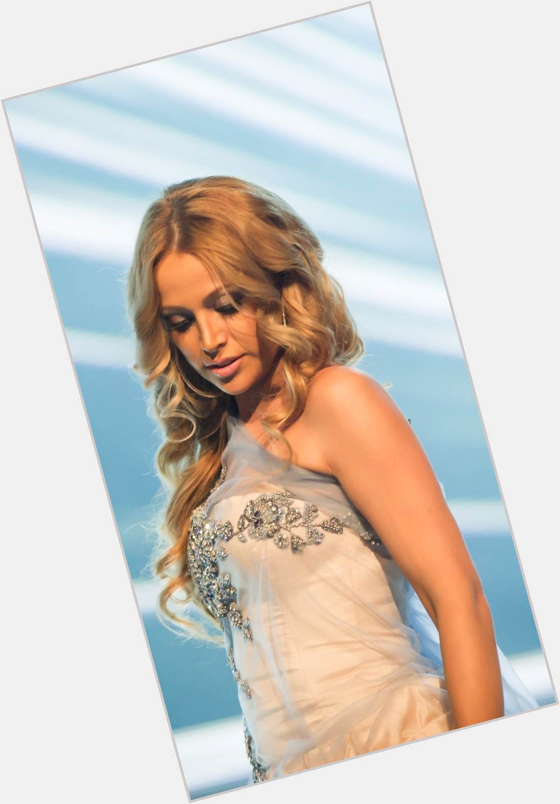 Nigar Jamal Slim body,  light brown hair & hairstyles