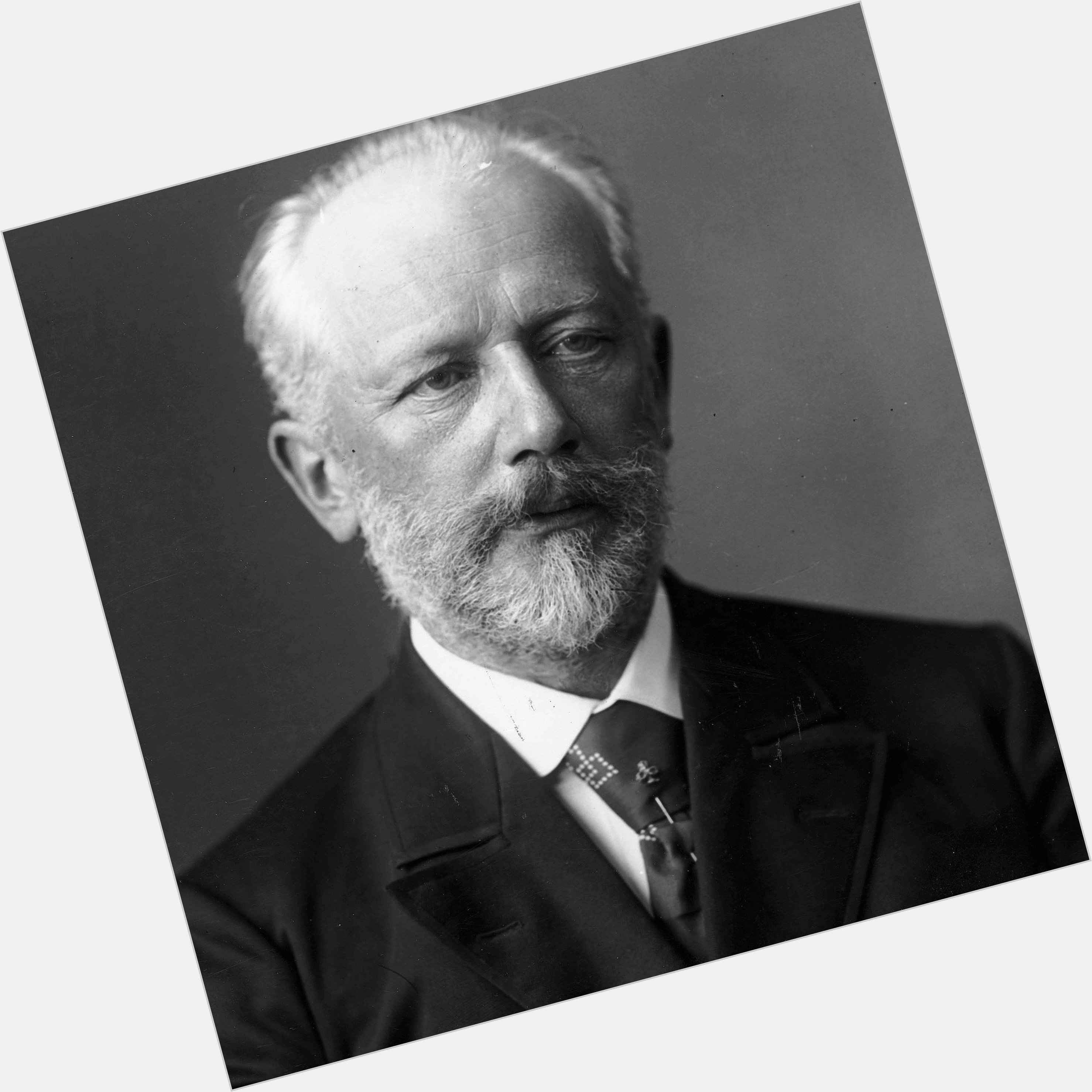 Pyotr Ilyich Tchaikovsky full body 6.jpg