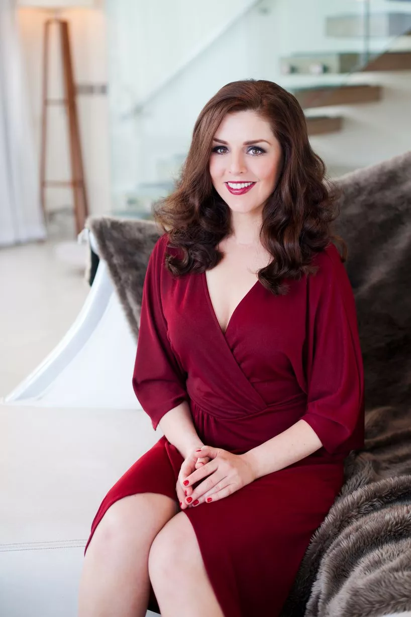 Sile Seoige Average body,  red hair & hairstyles
