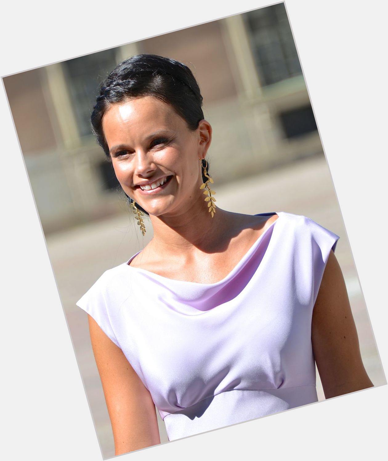 Prinsessan Sofia Slim body,  dyed black hair & hairstyles