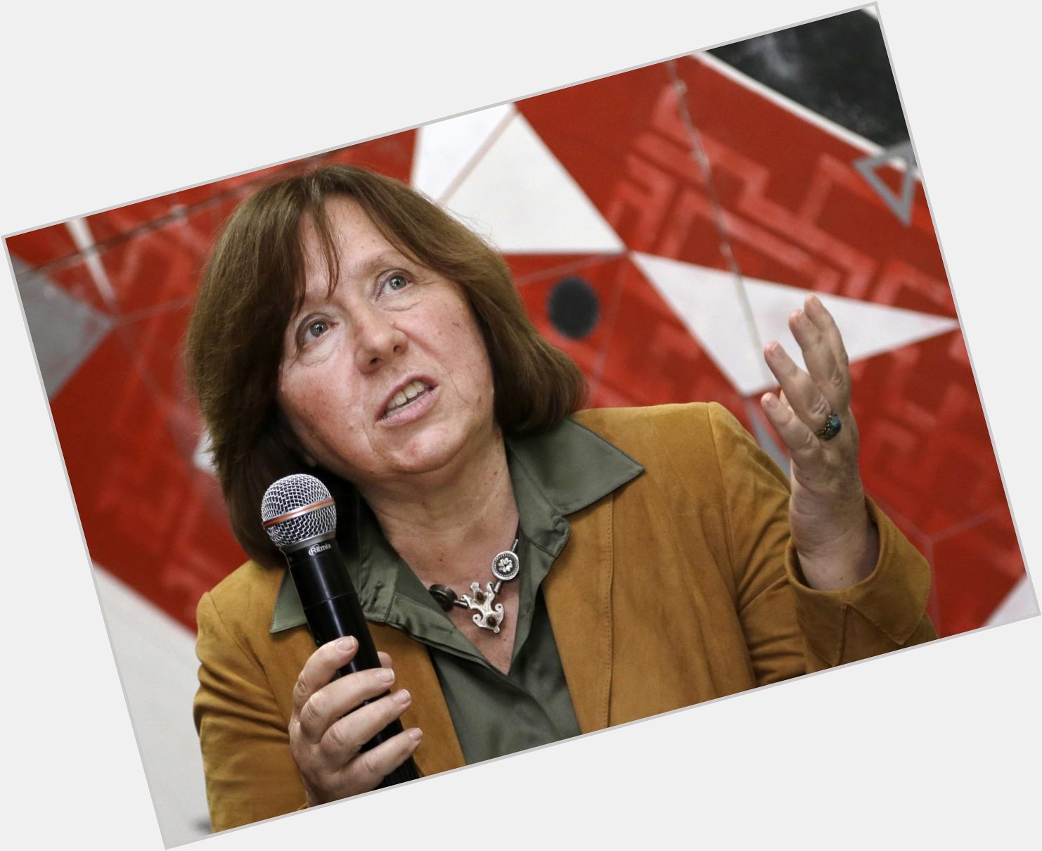 Svetlana Alexievich hairstyle 7