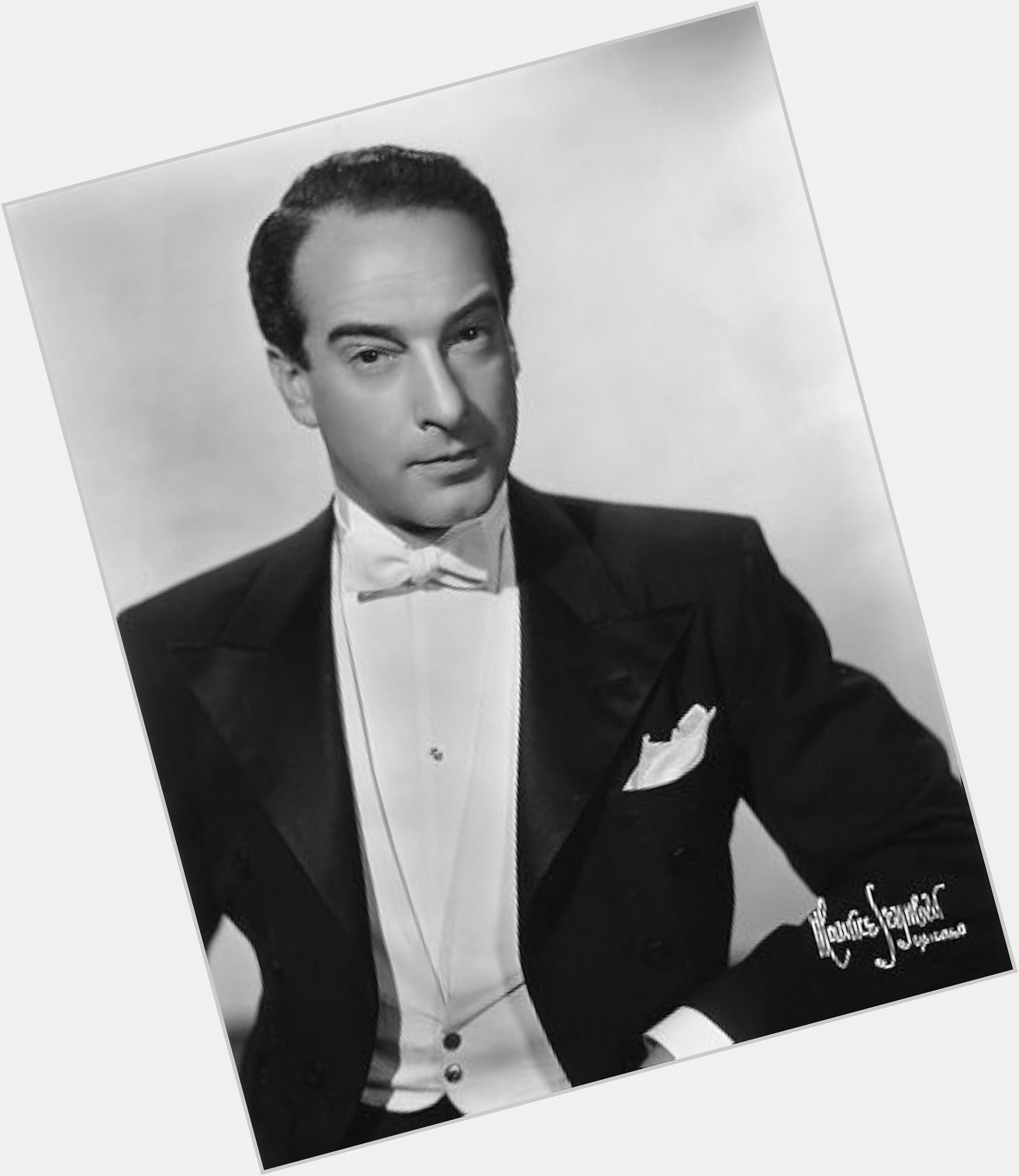 Victor Borge Average body,  salt and pepper hair & hairstyles