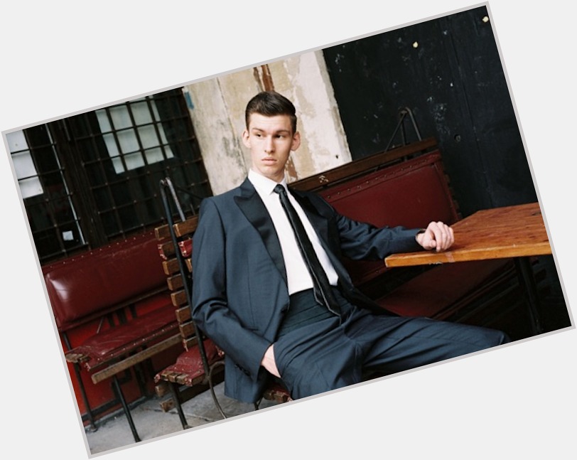 Willy Moon Average body,  light brown hair & hairstyles