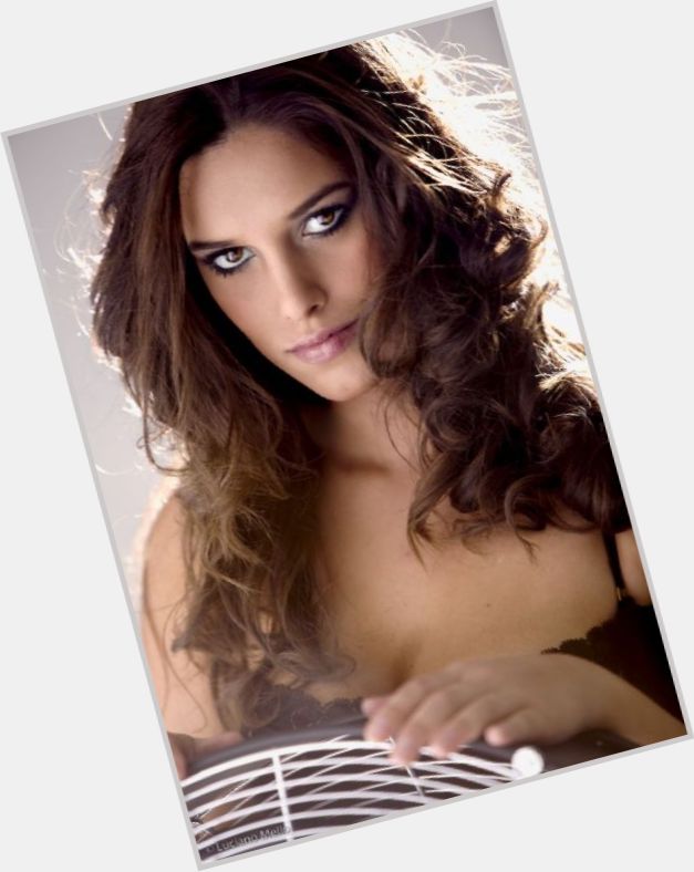 Yasmin Mitri Large body,  light brown hair & hairstyles