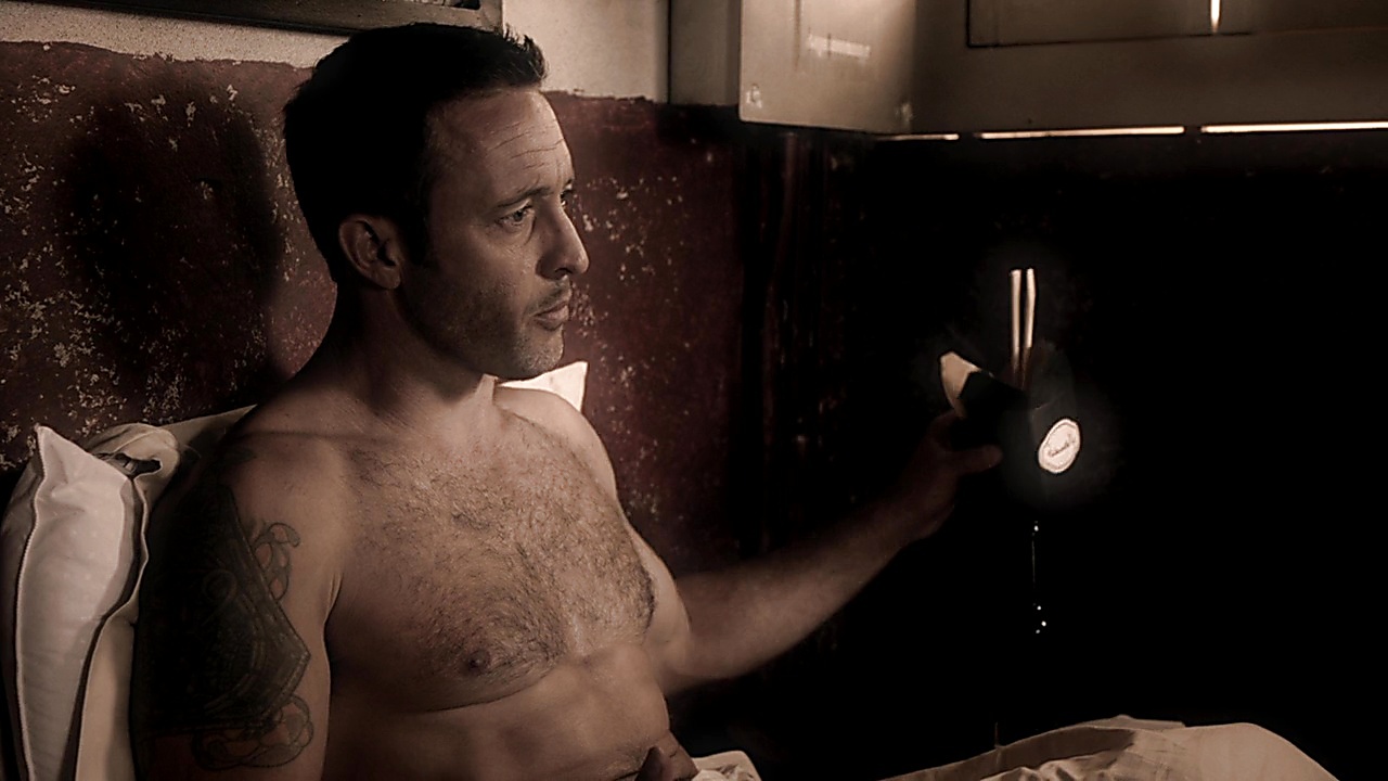 Alex O Loughlin sexy shirtless scene January 12, 2019, 10am