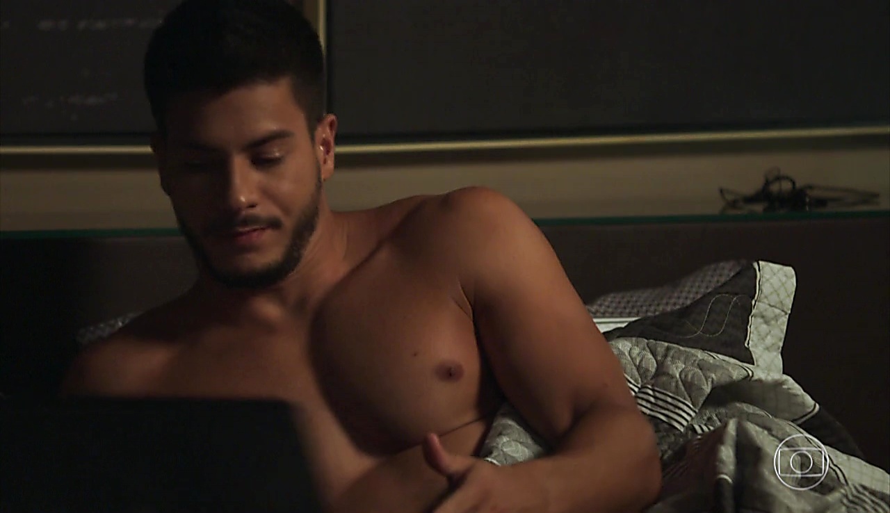 Arthur Aguiar sexy shirtless scene January 11, 2018, 1pm