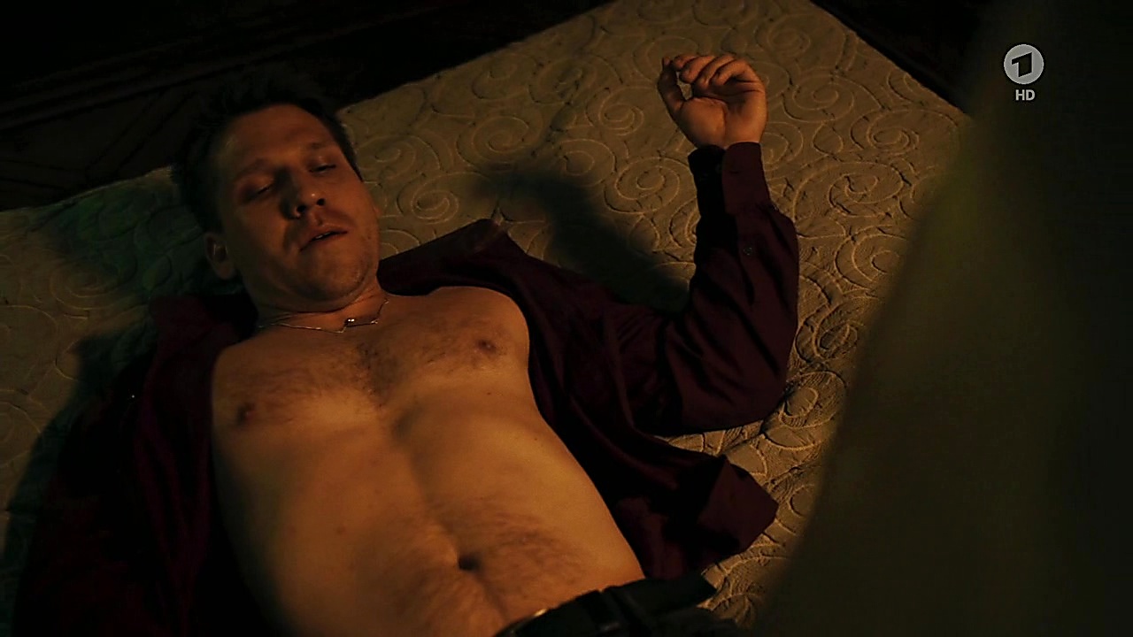 Hanno Koffler sexy shirtless scene November 25, 2019, 1pm