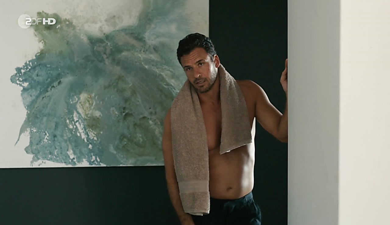 Stephan Luca sexy shirtless scene October 16, 2017, 11am
