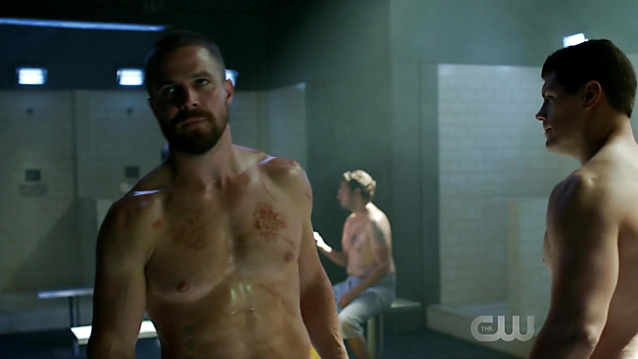 Stephen Amell sexy shirtless scene October 16, 2018, 10am