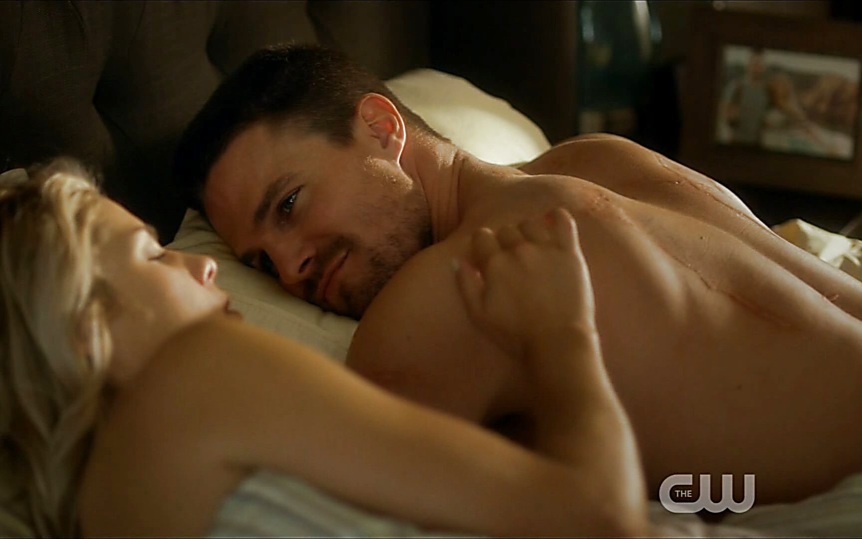 Stephen Amell sexy shirtless scene October 17, 2015, 8pm