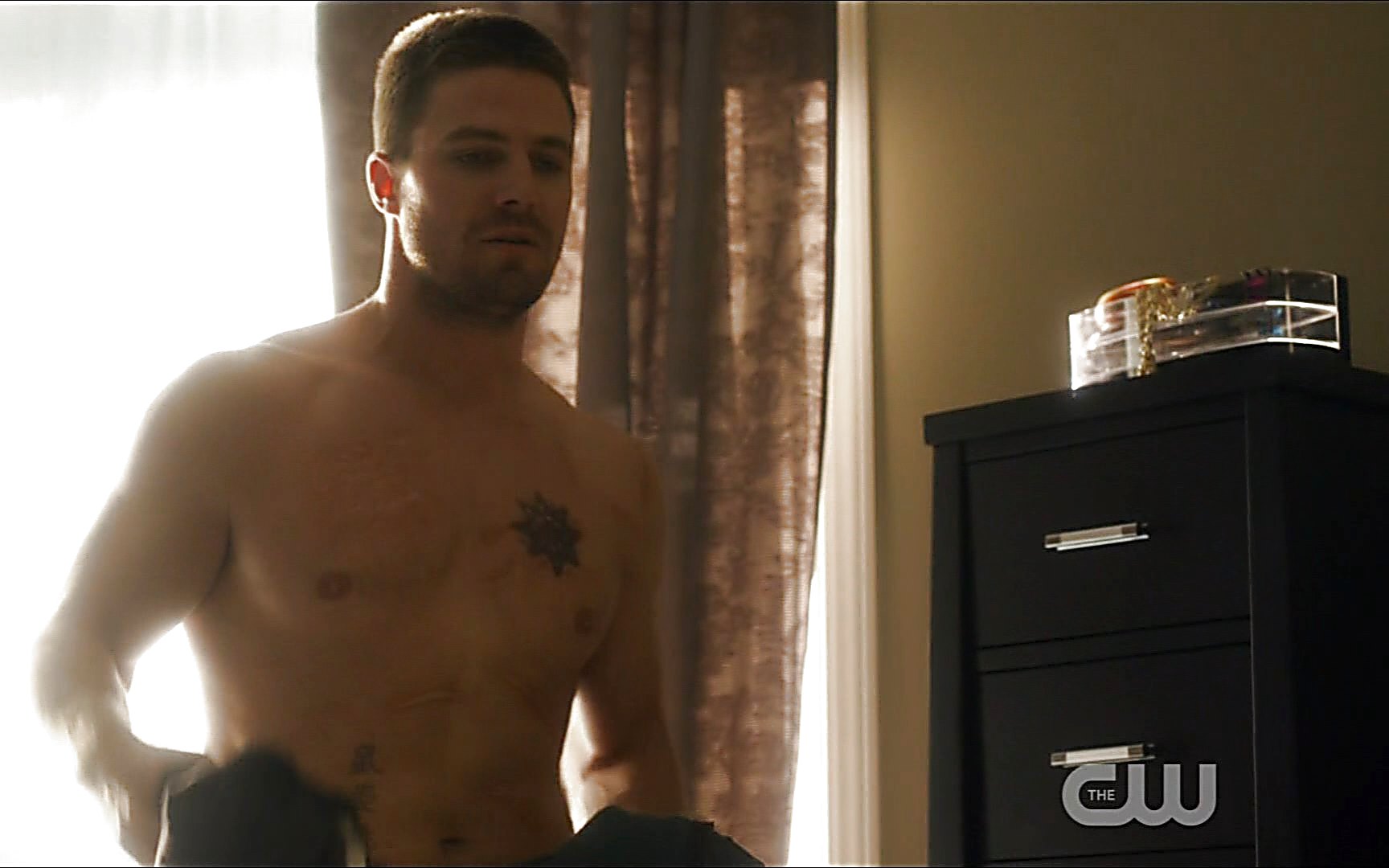 Stephen Amell sexy shirtless scene October 17, 2015, 8pm
